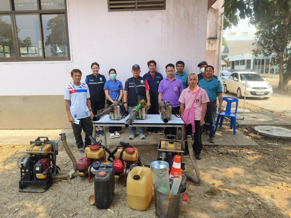 วันที่ 18 มีนาคม 2568 องค์การบริหารส่วนตำบลแม่ลาน โดย นายโสภณ มีมัง นายกองค์การบริหารส่วนตำบลแม่ลาน มอบหมายให้พนักงาน เจ้าหน้าที่องค์การบริหารส่วนตำบลแม่ลาน               นำเครื่องพ่นสารเคมีในการควบคุมโรคไข้เลือดออก เข้ารับการตรวจประเมินประมินประสิทธิภาพเครื่องพ่นสารเคมีในการควบคุมโรคไข้เลือดออก เพื่อการดำเนินงานป้องกันควบคุมการระบาดอย่างเข้มข้น ในช่วงของการระบาด (เดือนมิถุนายน-เดือนกันยายน 2568) จึงต้องมีการเตรียมทรัพยากรในการดำเนินงานป้องกันและควบคุม รคไข้เลือดออกของพื้นที่ให้ใช้งานได้อย่างมีประสิทธิภาพ ทั้งนี้เพื่อให้สามารถควบคุมการระบาดของโรคได้อย่างรวดเร็ว           ณ สำนักงานสาธารณสุขจังหวัดลำพูน   ________________________________________ -ขอขอบคุณภาพข่าวจาก : จนท. องค์การบริหารส่วนตำบลแม่ลาน -เเหล่งข่าว : องค์การบริหารส่วนตำบลแม่ลาน -ประชาสัมพันธ์ข่าว  : งานประชาสัมพันธ์ สำนักปลัดองค์การบริหารส่วนตำบลแม่ลาน -เว็บไซต์ : https://www.maelan.go.th -Facebook : https://www.facebook.com/saomaelan.maelan.7?mibextid=ZbWKwL -Youtube : https://youtube.com/@user-eq2cc4bc2f?si=EvKRe7B5IyUmlv